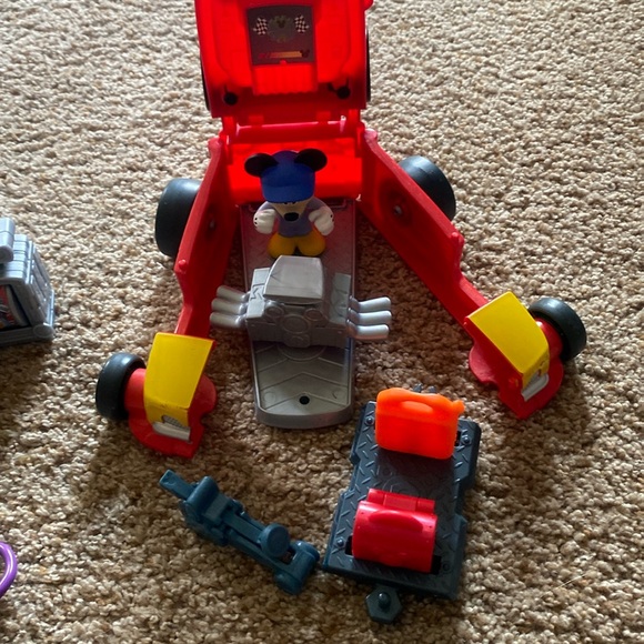 Fischer Price Disney Jr Mickey and the Roadster Racers transforming playset - Picture 5 of 15